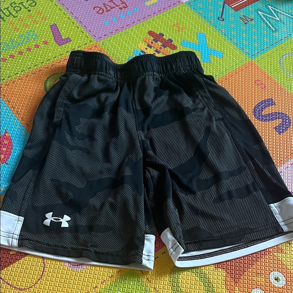 Under Armour Boys short size YS